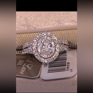 Neil Lane Oval diamond engagement ring with band. Pre-owned
